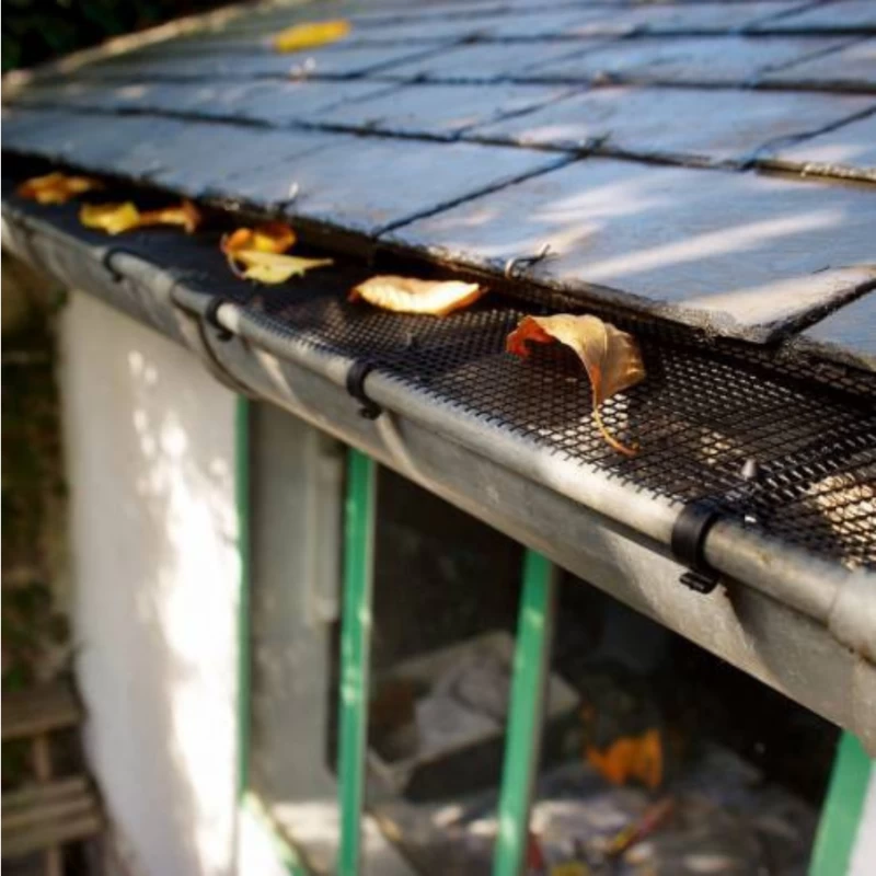 Grille pour gouttière avec crochets de fixation