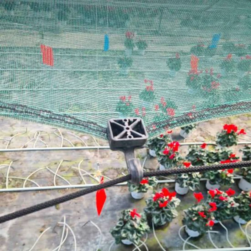 Crochet de fixation pour ombrière