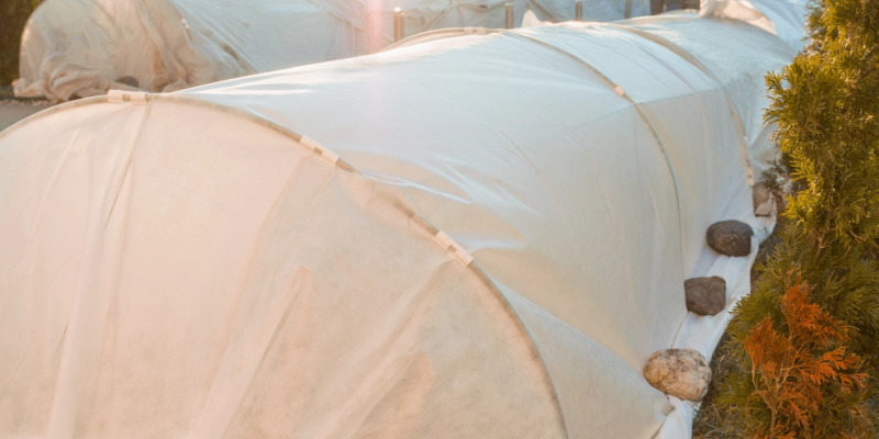 Comment bien installer un voile d'hivernage ?