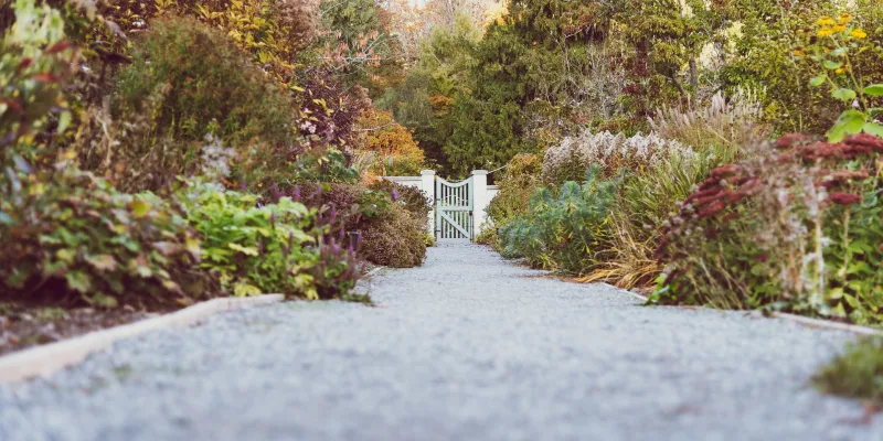 Comment faire une allée en gravier stabilisé ?