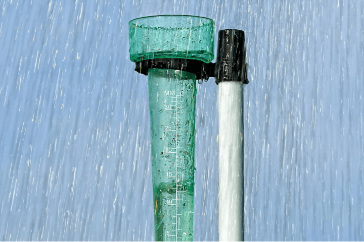Le pluviomètre au jardin - Jardinet - Équipez votre jardin au meilleur prix